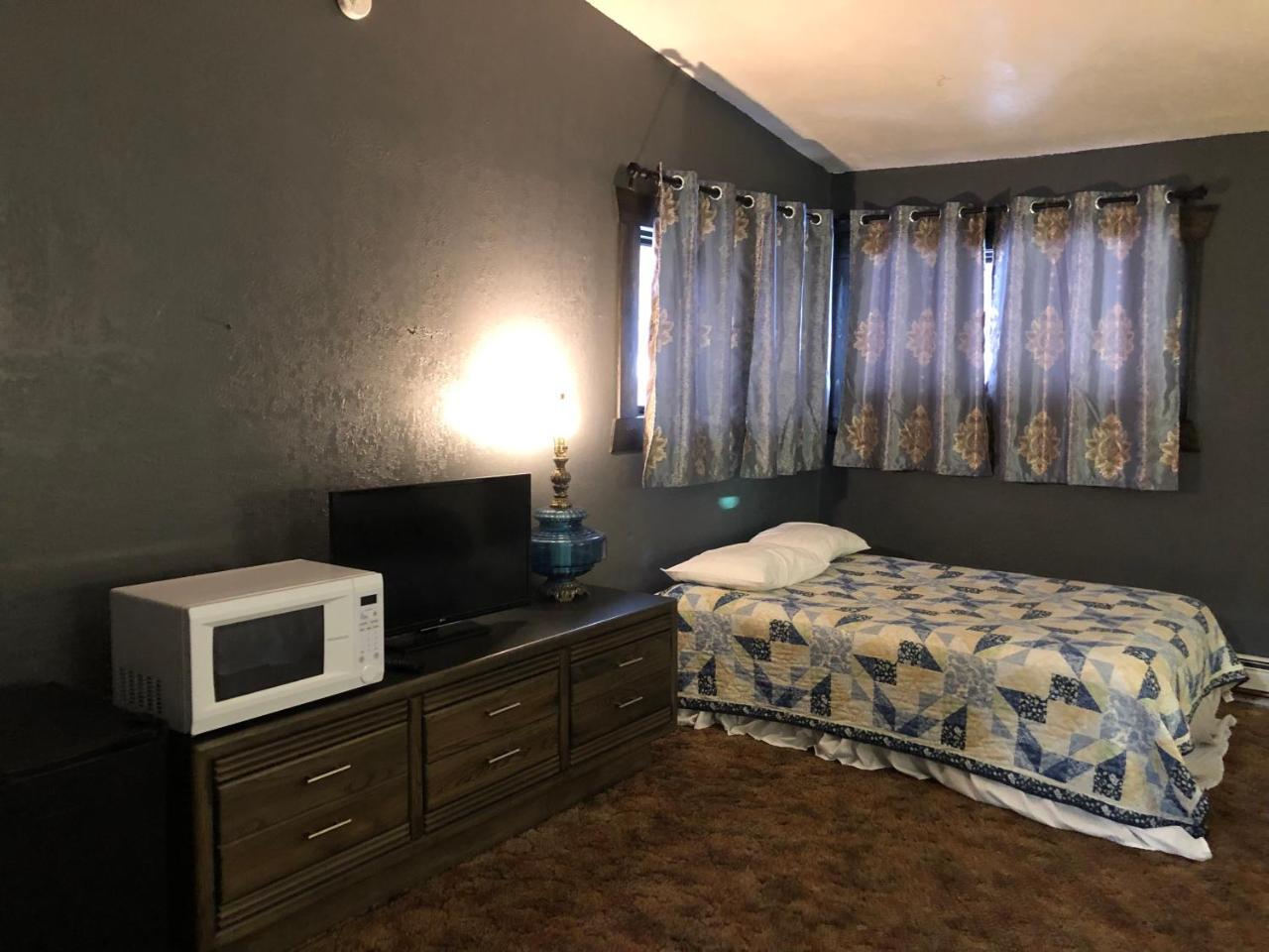 The Golden Bear Motel Tok Bagian luar foto
